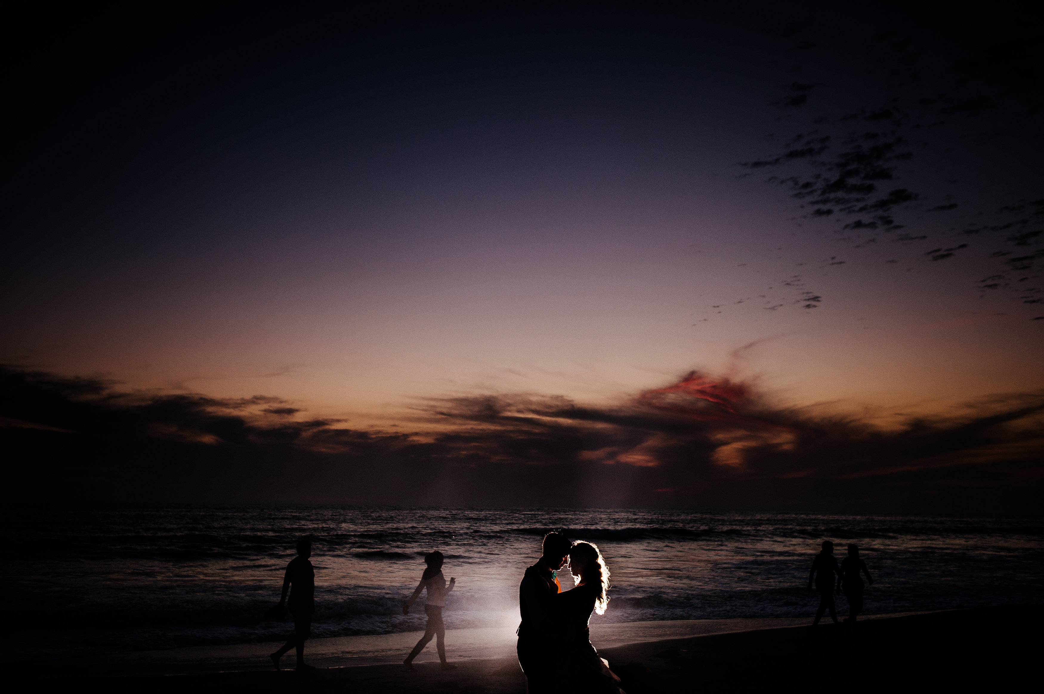 couple kissing at Sunset at Torrey Pines State Natural Reserve